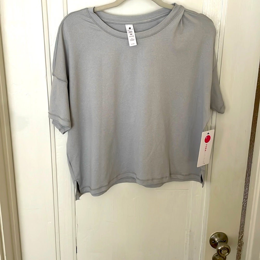 NWT YOGALICIOUS Gray Workout Athletic Top Womens Size M Yoga Athleisure